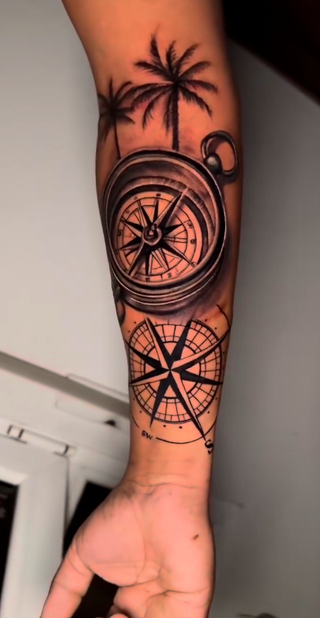 Tatuaje de brújula y palmera